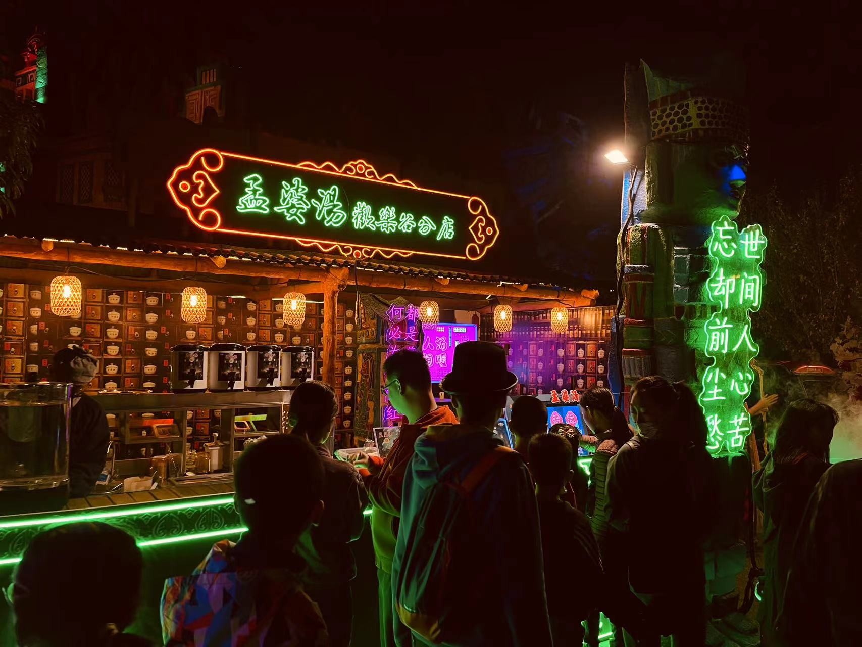 欢乐谷万圣节主题活动，现场还是非常燃的。