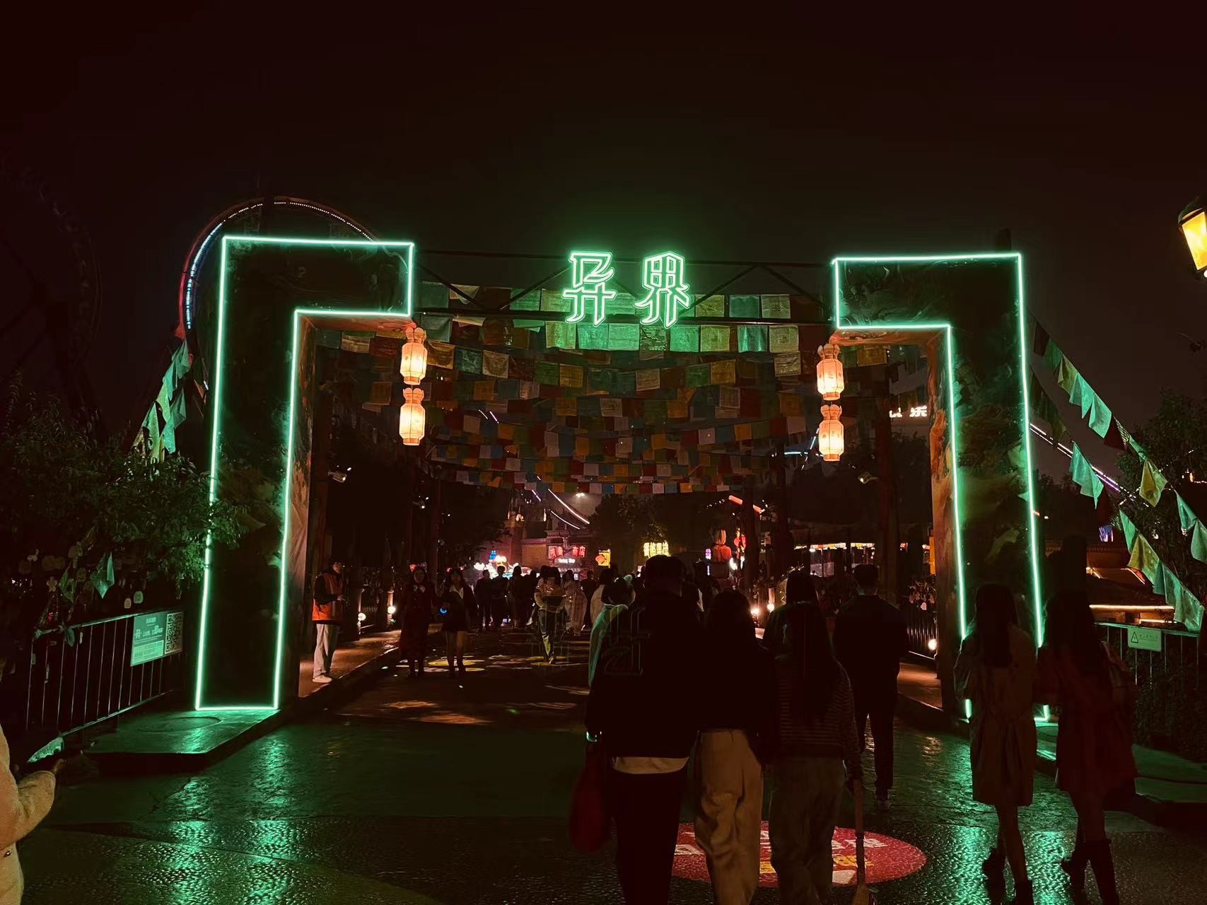 欢乐谷万圣节主题活动，现场还是非常燃的。